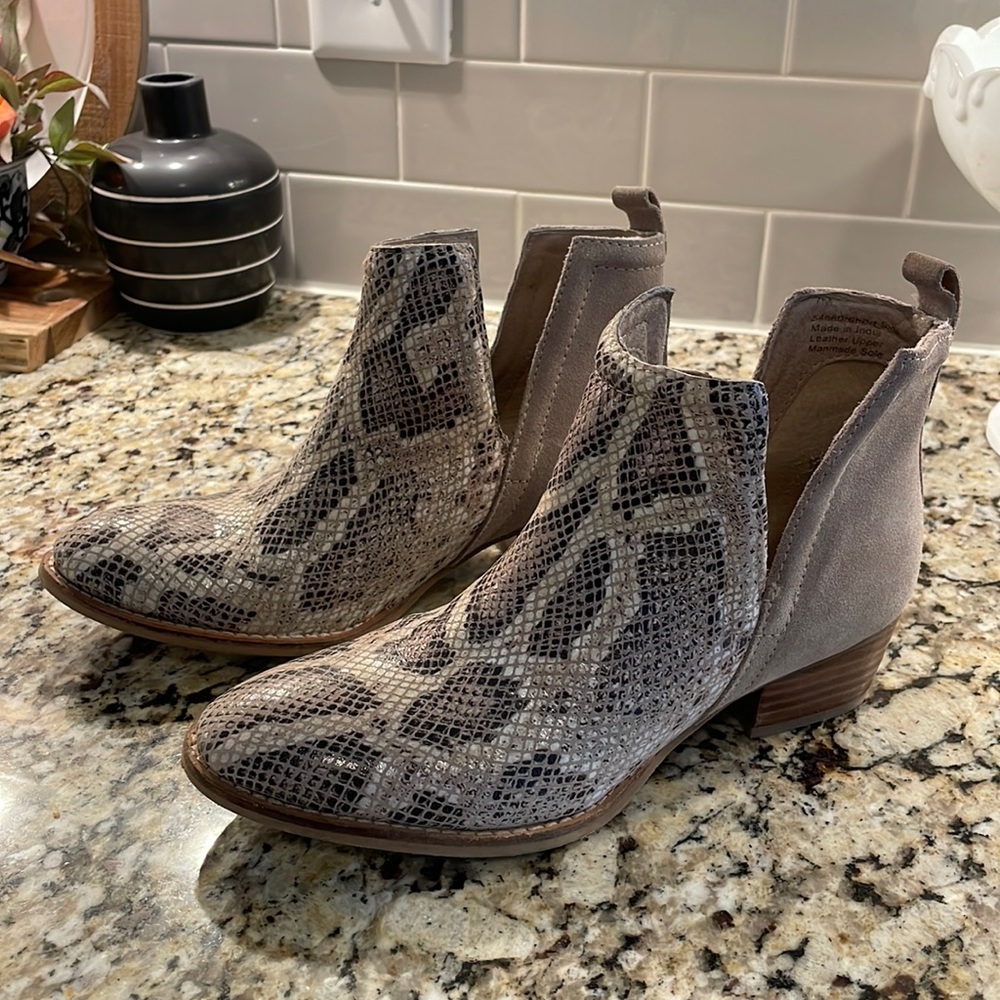 VGUC Tan leather booties